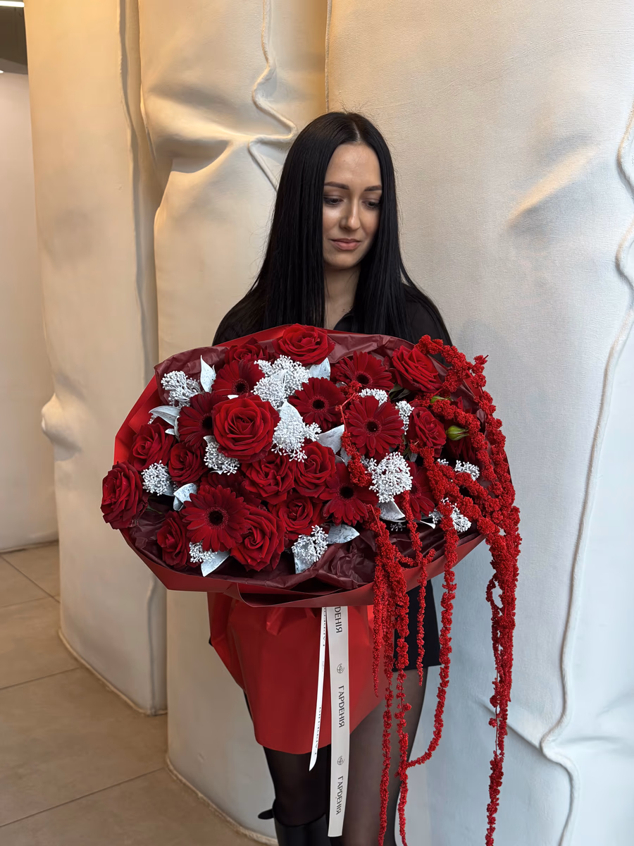 Букет з троянд In Love, гербер Black Tie, амарантусу та скімії