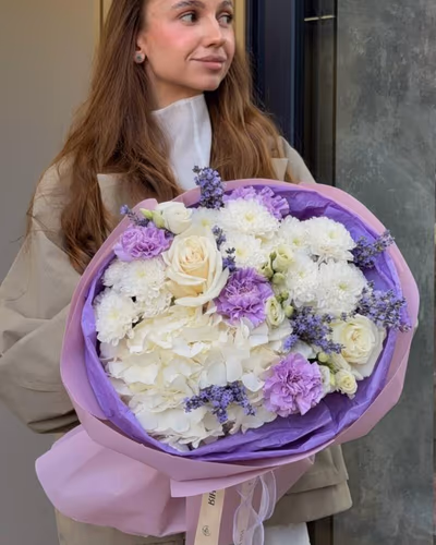 Вишукана композиція з гортензії лаванди та троянд