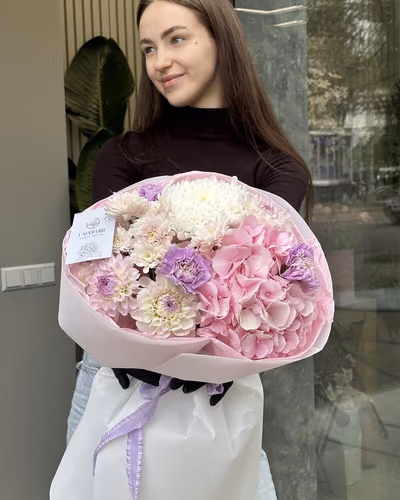 Витончена розкішна композиція з гортензій та гвоздик