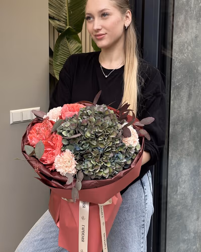 Ніжний букет із гортензії троянд та еустоми