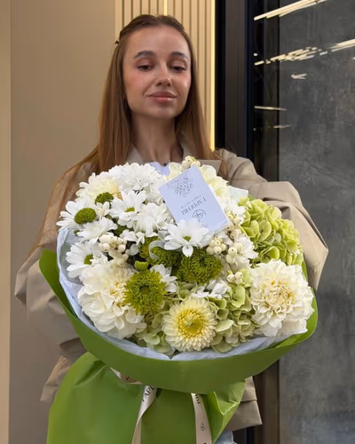 Вишукана композиція з гортензії хризантем та жоржини