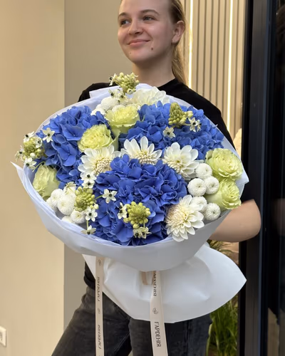 Букет квітів з гортензії, жоржини, хризантеми та троянди — "Світанковий шарм"