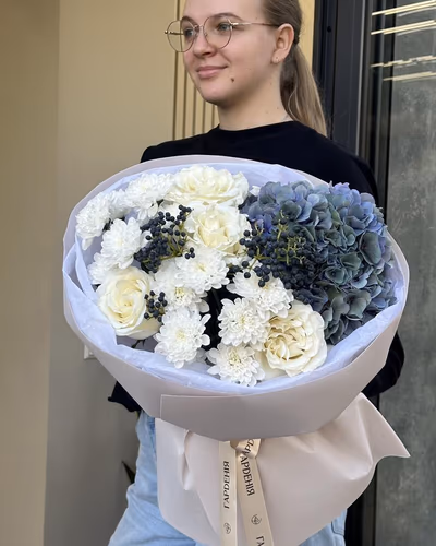 Букет квітів з гортензії, хризантеми та троянди — "Святковий настрій"