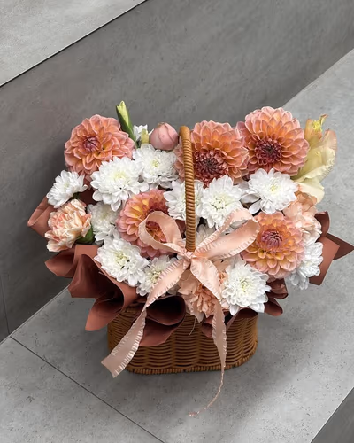 Букет квітів у кошику з жоржин і гвоздик — "Святковий настрій"