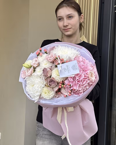 Букет квітів з гортензії, жоржин та троянд — "Барвистий акцент"