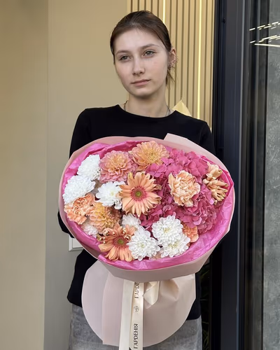 Букет квітів з гортензії, жоржин та гербер — "Святковий настрій"