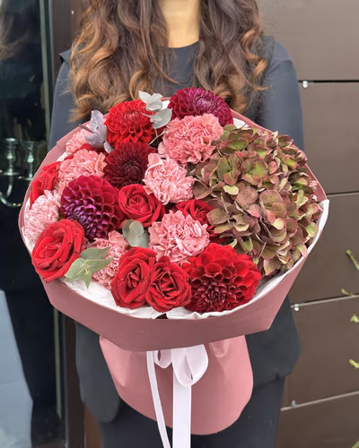 Букет квітів з гортензії, троянд та жоржин — "Рубінове сяйво"