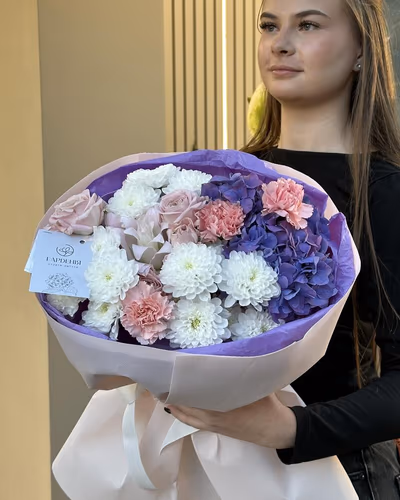 Букет квітів з гортензії, гвоздик та лілії — "Вишукана палітра"