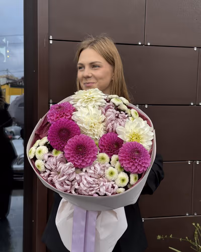 Букет квітів з жоржин та хризантем — "Святковий день"