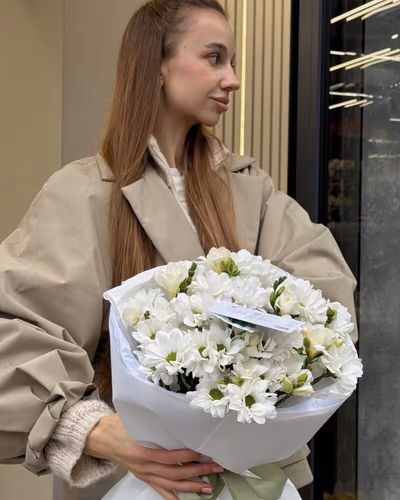 Букет квітів з фрезії та хризантеми — "Витончена мелодія"