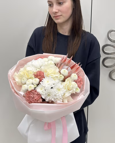 Букет квітів з протеї, гвоздик і троянд — "Осінній настрій"