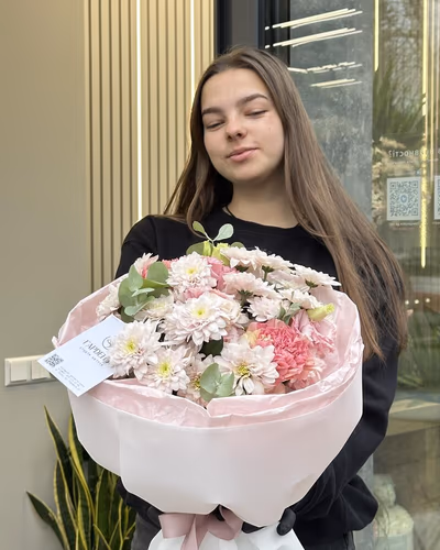 Букет квітів з гвоздик, хризантем і еустом — "Витончена краса"