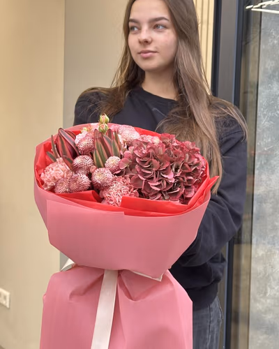 Не вказано назву букета. Будь ласка, перевірте інформацію про квіти та їхню кількість.