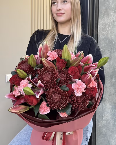 Вхідні дані містять багато елементів, які не є квітами, такими як упаковка та аксесуари. Будь ласка,