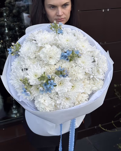 Букет квітів з гвоздик і оксипеталуму — "Чарівна прохолода"