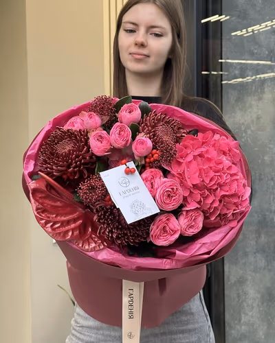Букет квітів з гортензії, троянд та антуріума — "Червоний відтінок"
