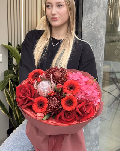 Букет квітів з гортензії, гербер та тюльпанів — "Яскравий мікс"