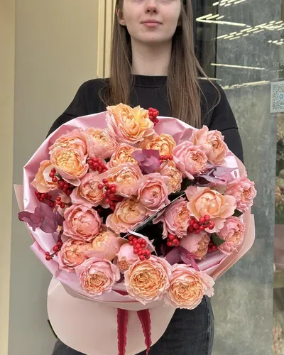 Букет квітів з кущових троянд, ілекса та евкаліпта — «Осінній ранок»