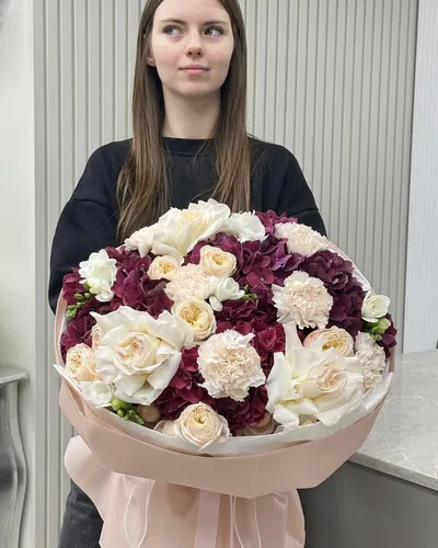 Букет квітів у коробці з гортензій, троянд і фрезій — «Літній ранок»