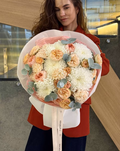 Букет з хризантем Tutu, троянд Julietta, троянд Gentle Trendsetter, гвоздик Brut та евкаліпту