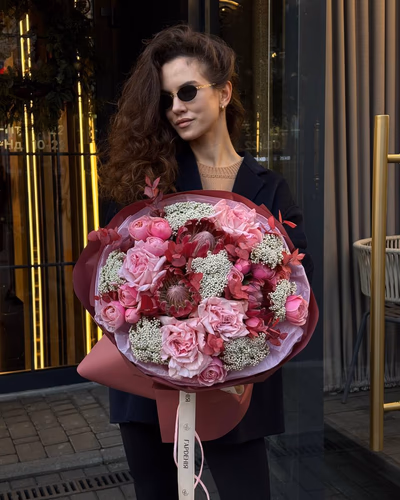Букет з протей Brenda, троянд Silva Pink, озатамусу, троянд Pink O`Hara та евкаліпту
