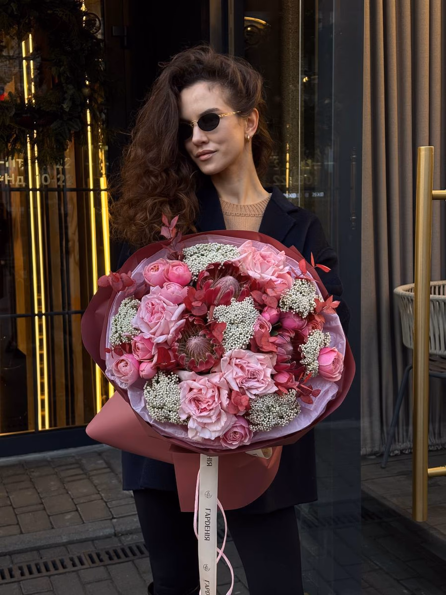 Букет з протей Brenda, троянд Silva Pink, озатамусу, троянд Pink O`Hara та евкаліпту