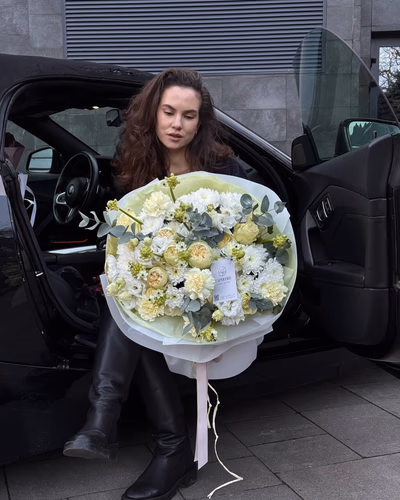 Букет з хризантем Baltika, троянд Athena, еустоми Alissa White, троянд White Kahala, гвоздик Dieletta Crema, орнітугалуму та евкаліпту