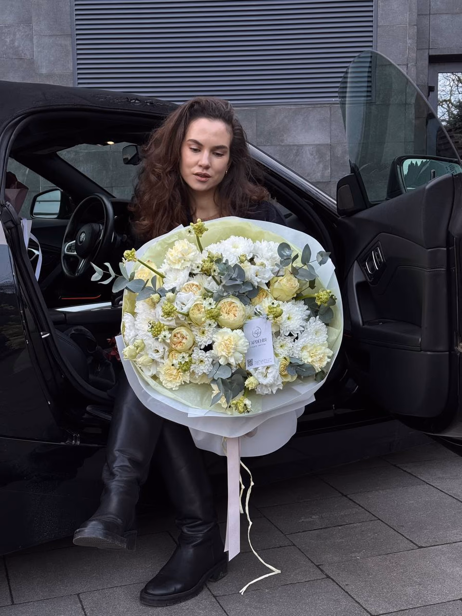 Букет з хризантем Baltika, троянд Athena, еустоми Alissa White, троянд White Kahala, гвоздик Dieletta Crema, орнітугалуму та евкаліпту