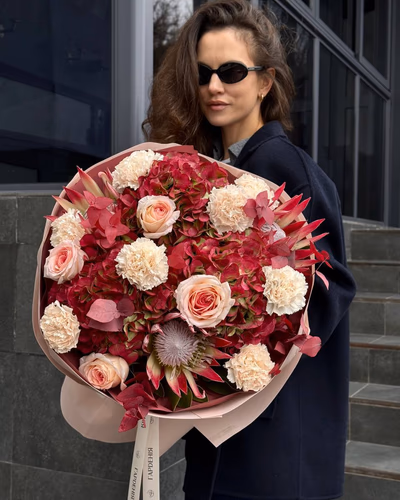 Букет з гортензій Elbtal, протеї Clare, троянд Mayra Bridal, гвоздик Brut та евкаліпту