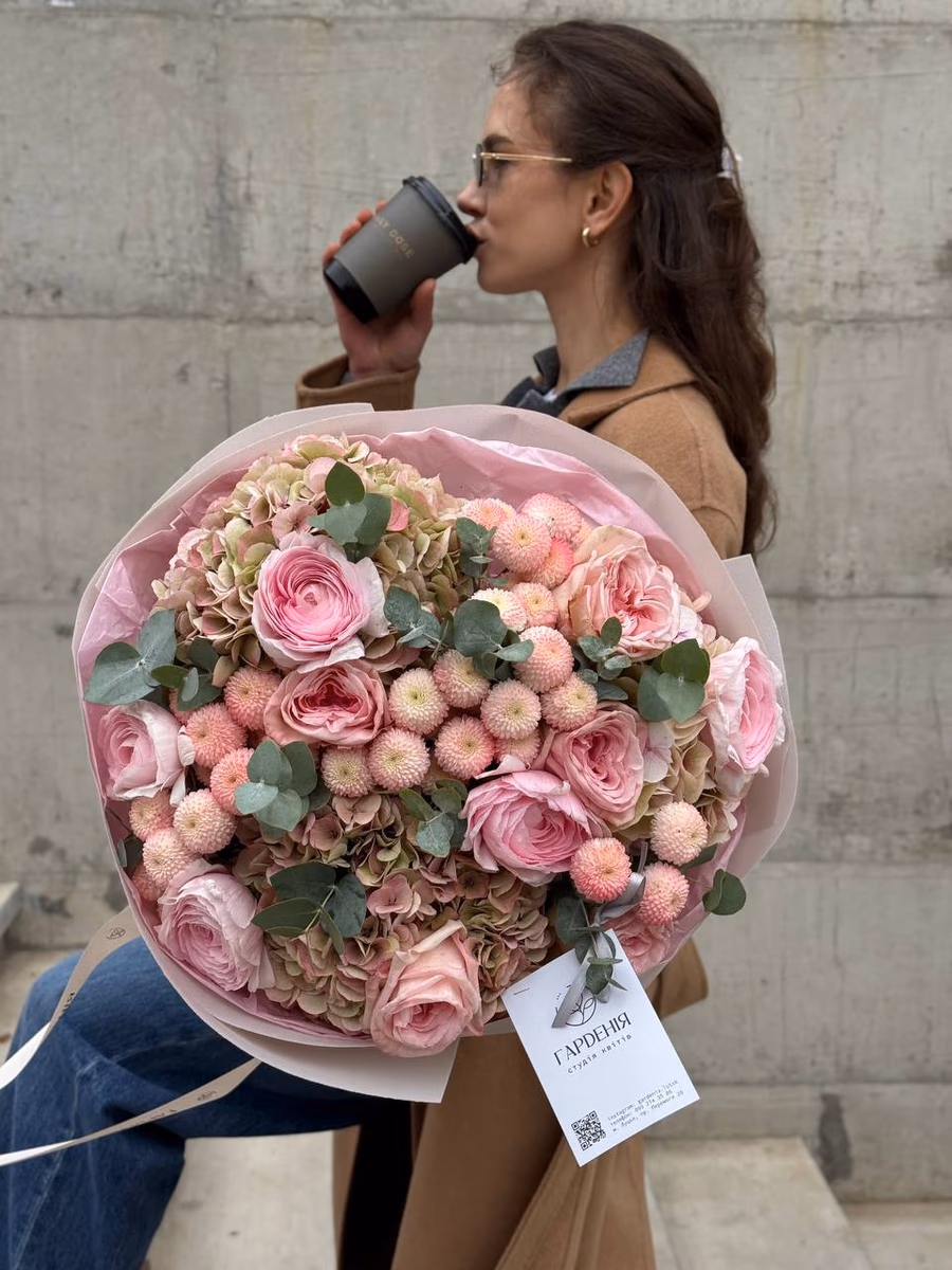 Букет з гортензій Vienna, ранункулюсів Rose Super, троянд Pink O`Hara, хризантеми Newton та евкаліпту