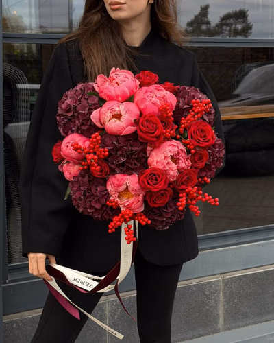 Букет з півоній Coral Charm, гортензій Dark Ruby, троянд In Love та ілексу